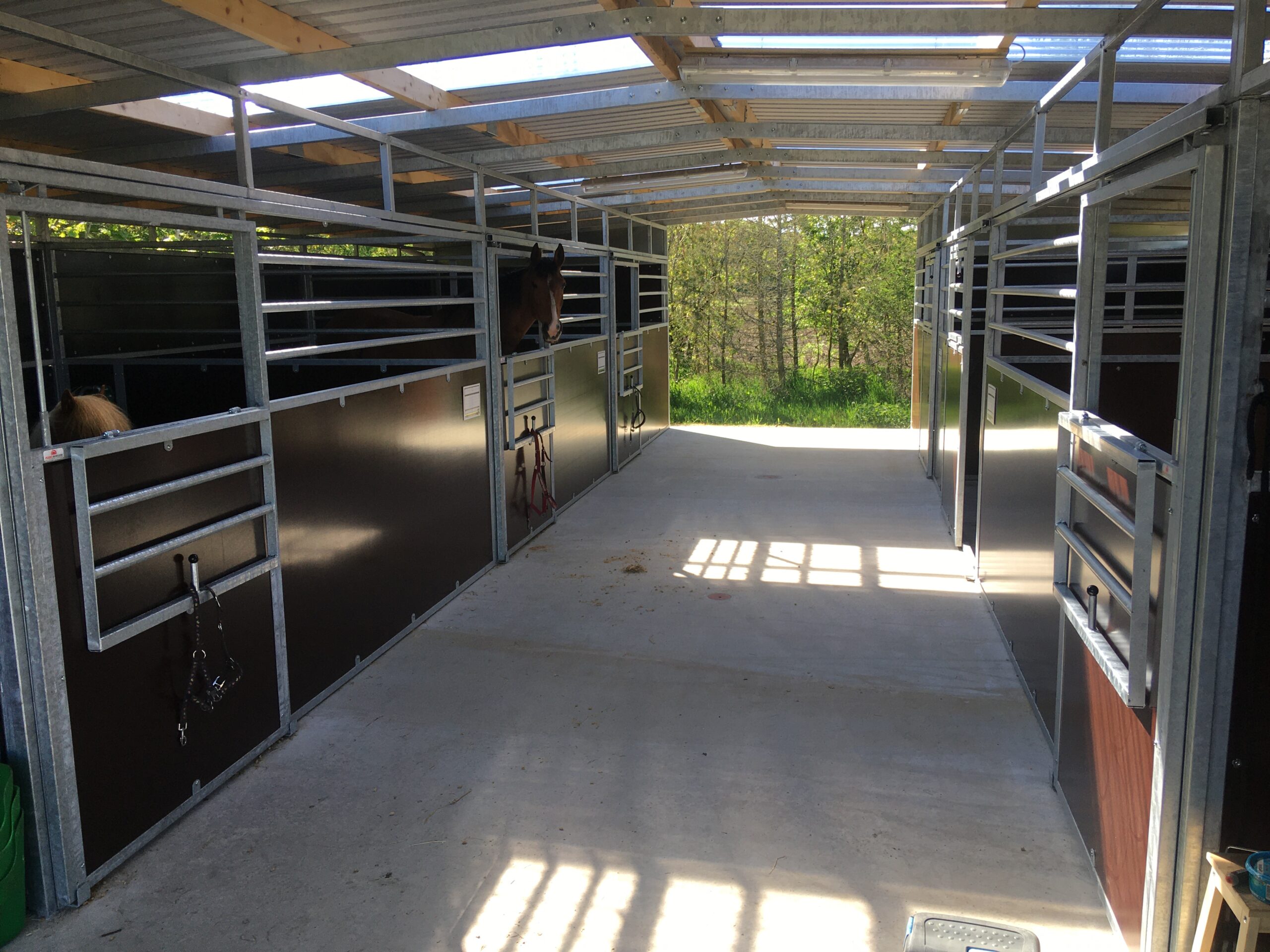 God plads på staldgangen i udestalden