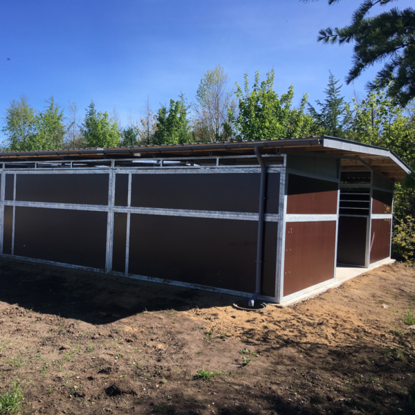 Komplet udestald med bokse og godt indeklima til dine heste