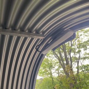 Lys LED-armatur med ledning og stik