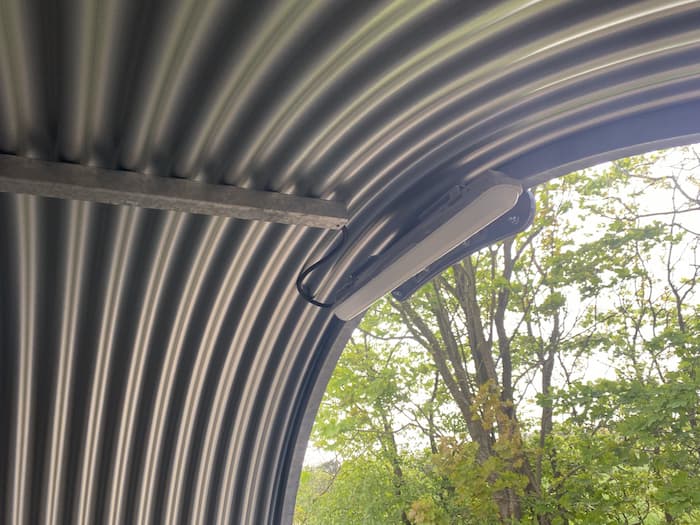 Lys LED-armatur med ledning og stik