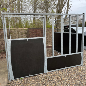 Løsdrift front til heste med dør til venstre