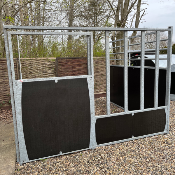 Løsdrift front til heste med dør til venstre