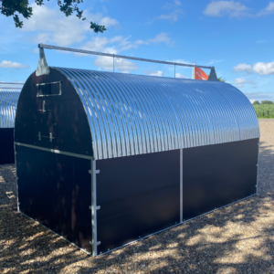 Robust løsdriftsstald og hestehytte på 10m2 i Dansk design og kvalitet