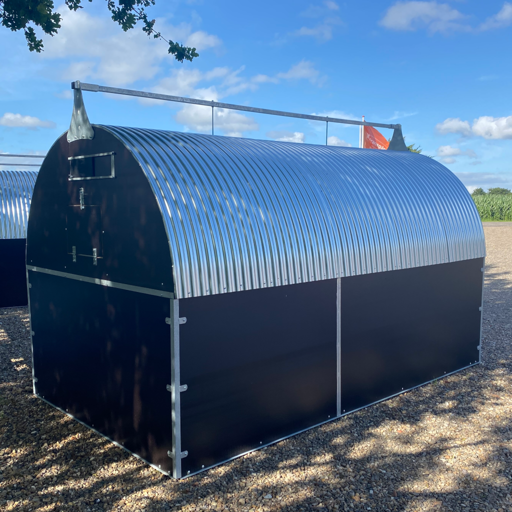 Robust løsdriftsstald og hestehytte på 10m2 i Dansk design og kvalitet