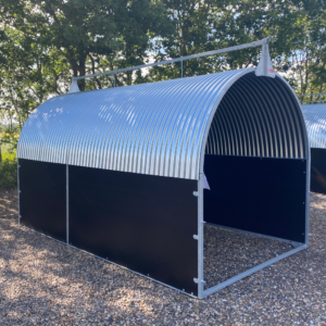 Robust løsdriftsstald og hestehytte på 10m2 i Dansk design og kvalitet