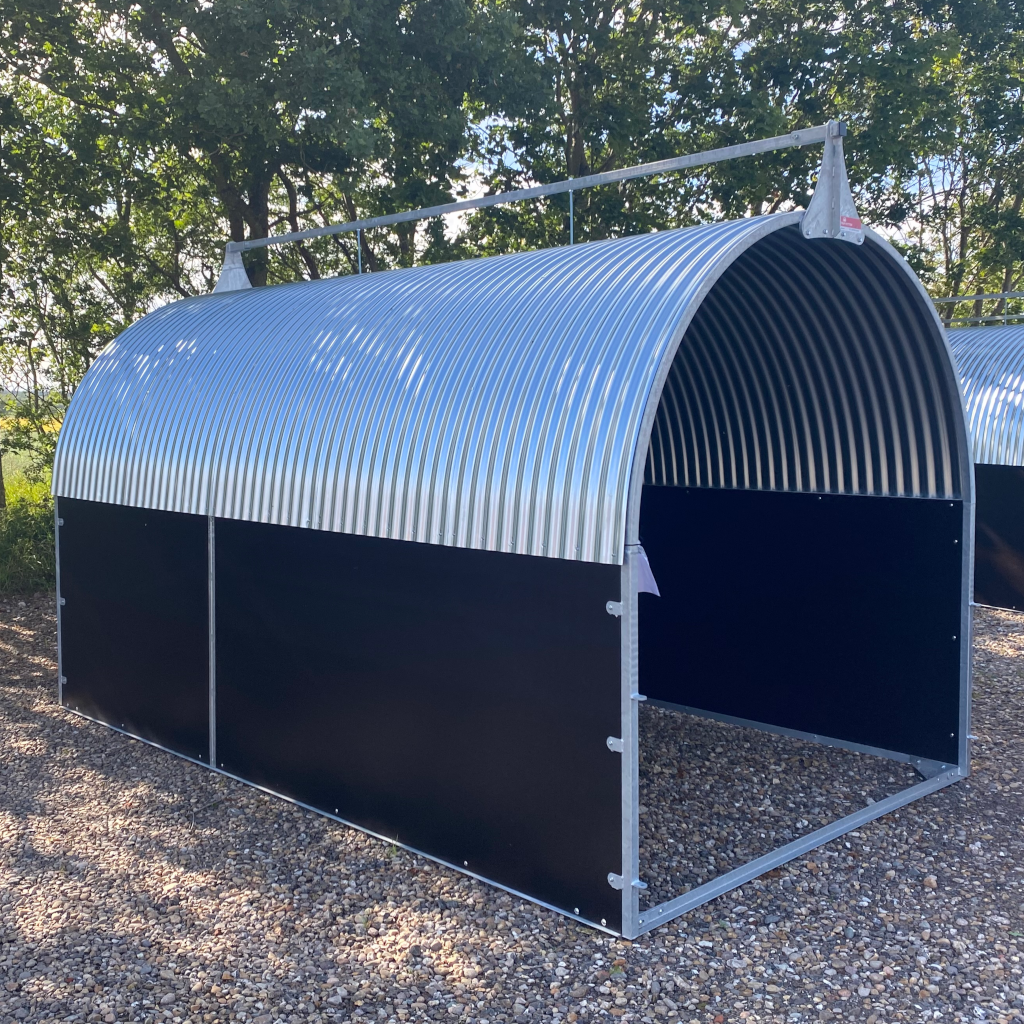 Robust løsdriftsstald og hestehytte på 10m2 i Dansk design og kvalitet