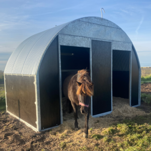 Rundbue løsdriftsstald til heste 10 m2